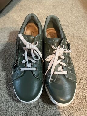 Women’s Clark’s Caroline Rio Olive Green Lace-Up Sneakers with Side Zippers Sz 8